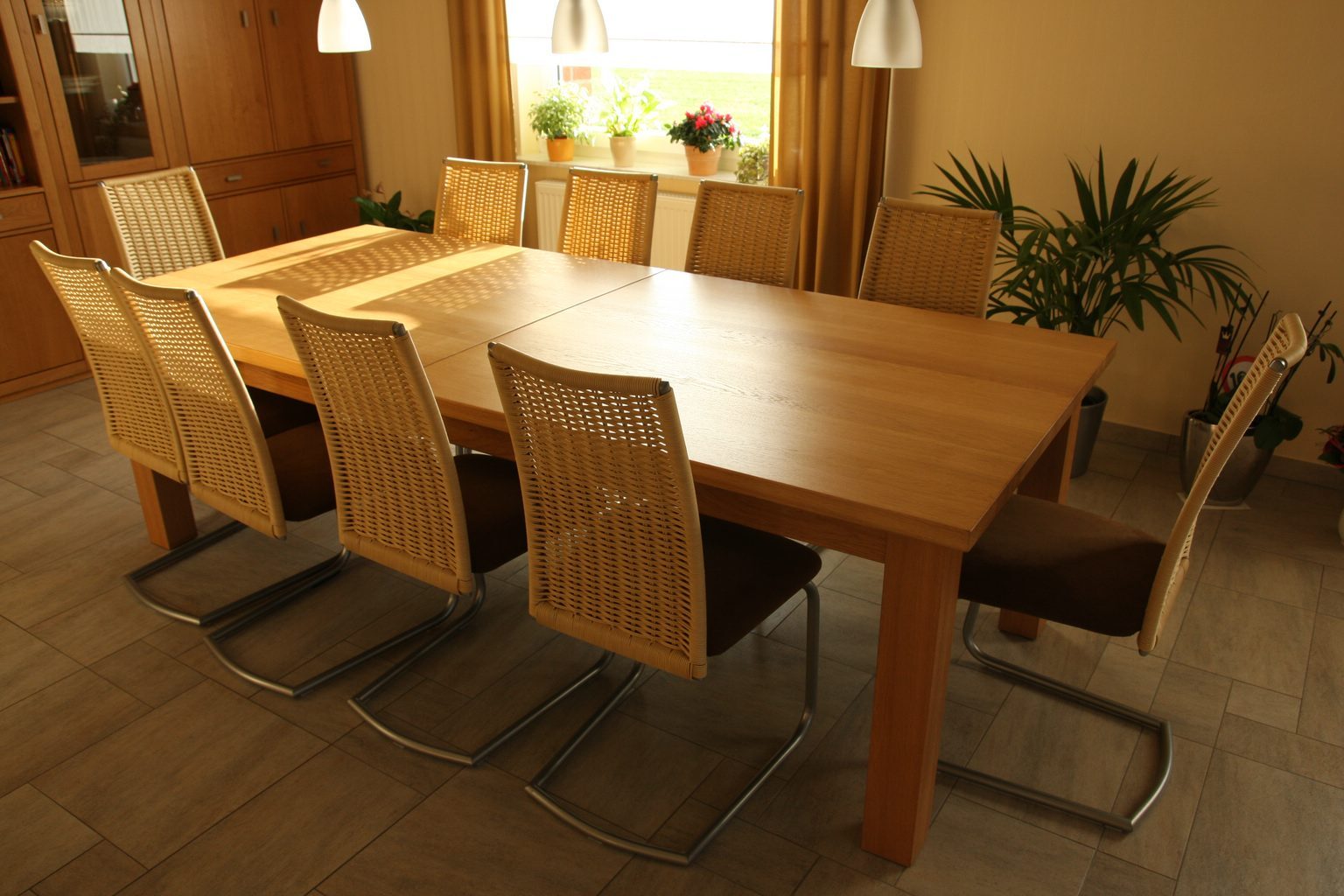 Massiver Esstisch aus Holz mit passenden Stühlen, gefertigt von der Tischlerei Hamersmeyer