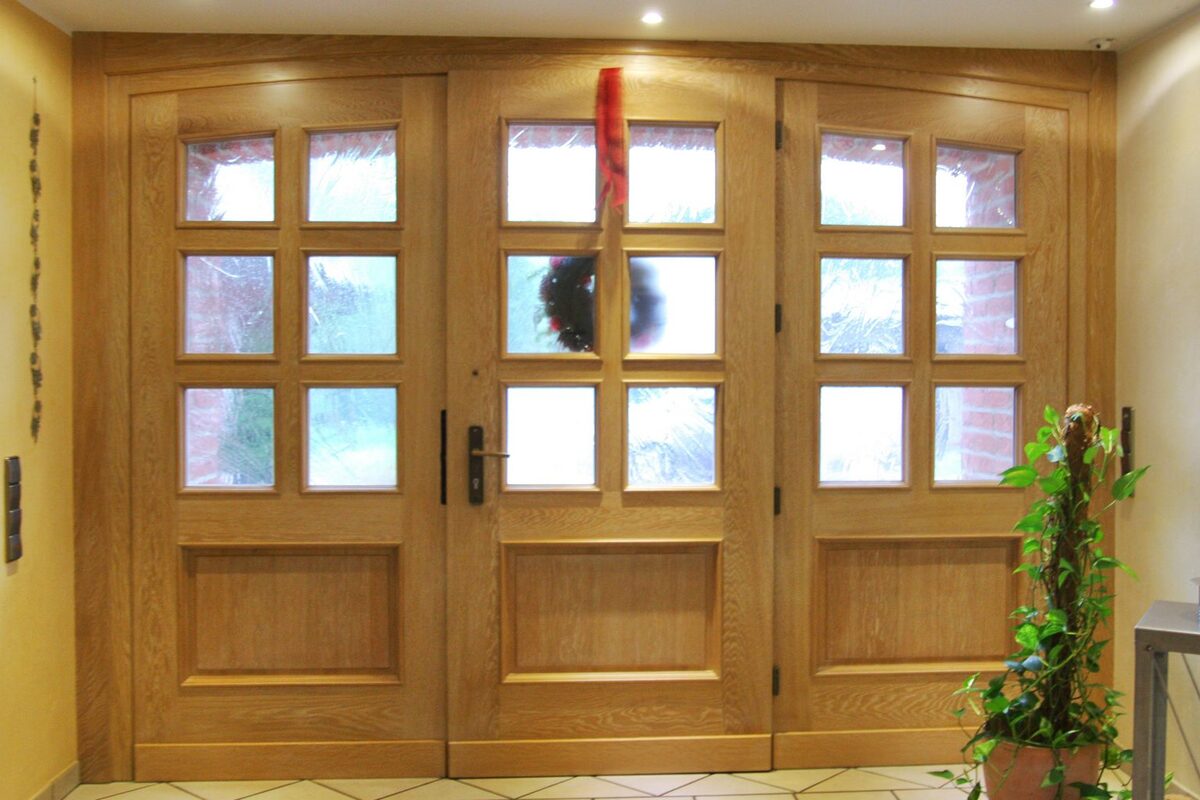 Haustür aus Holz mit Glaselementen