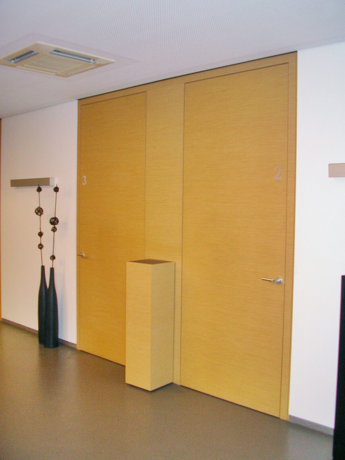 Innentür aus Holz im Flur